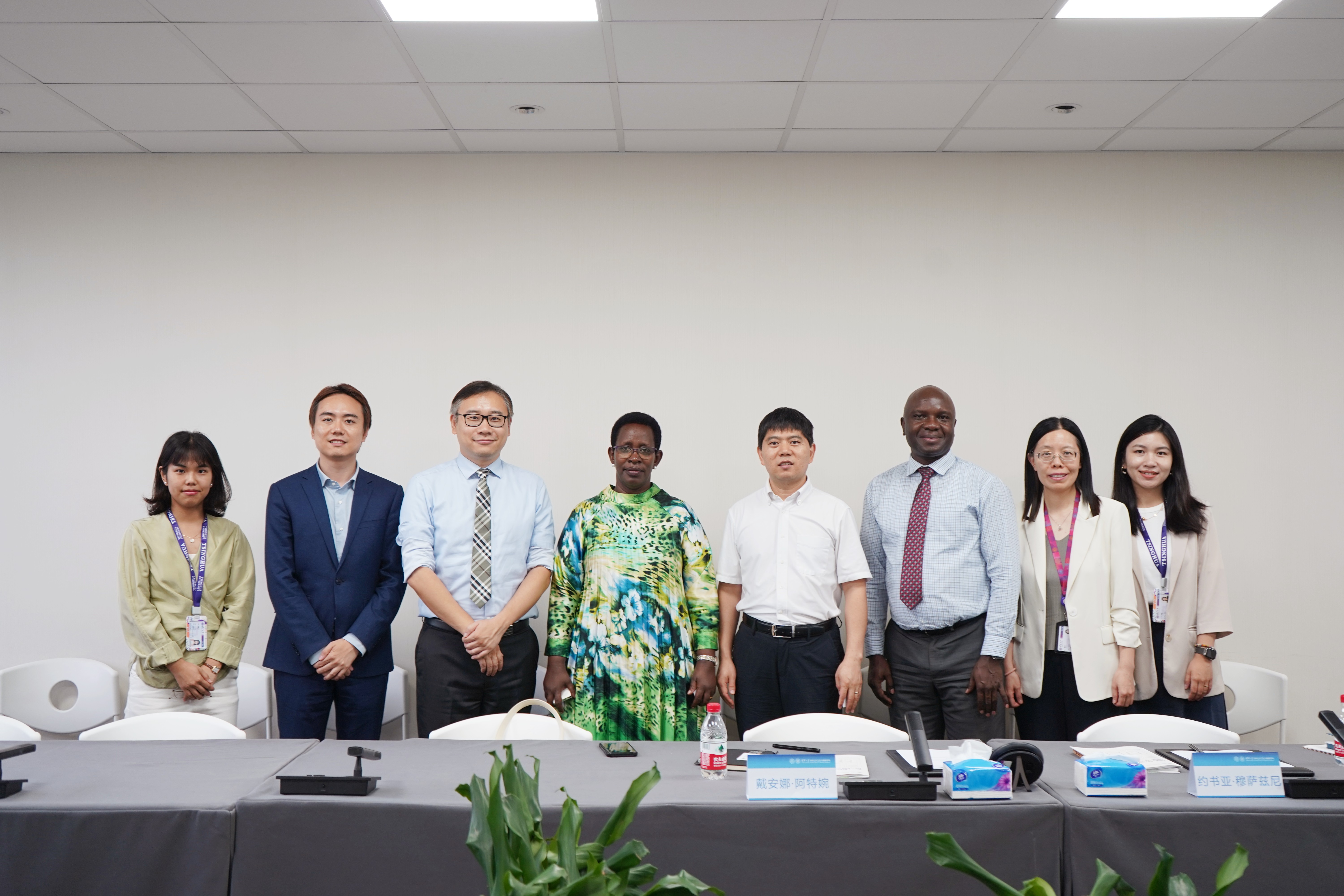 乌干达卫生部常务秘书戴安娜·阿特婉（Diana Atwine）一行来访清华万科电子游戏
